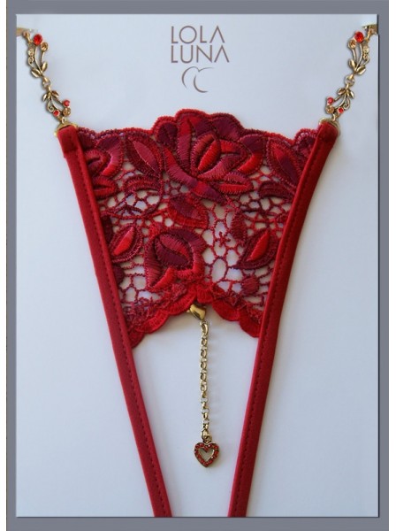 G-String aperto con raffinato pizzo rosso e bijoux pendente modello Roxanne Lola Luna in vendita su Tangamania Online