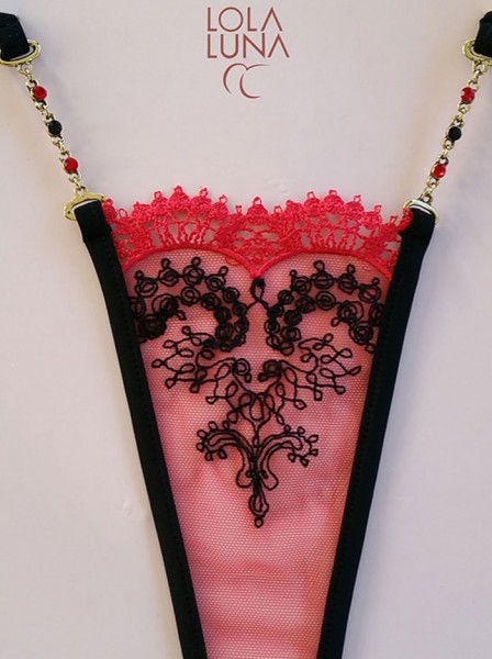 Sexy String con prezioso ricamo e gioielli modello Victoria Lola Luna in vendita su Tangamania Online